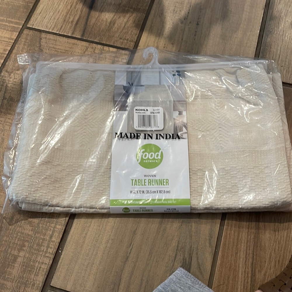 Food network table runner